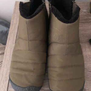 Keen Olive Green Howser Quilted Ankle Boots Size 10